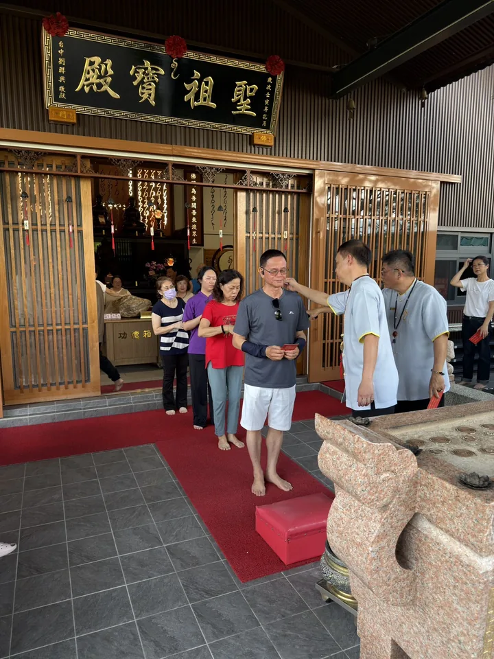 初一、十五佛門總堂世尊在聖祖寶殿前為信士加持