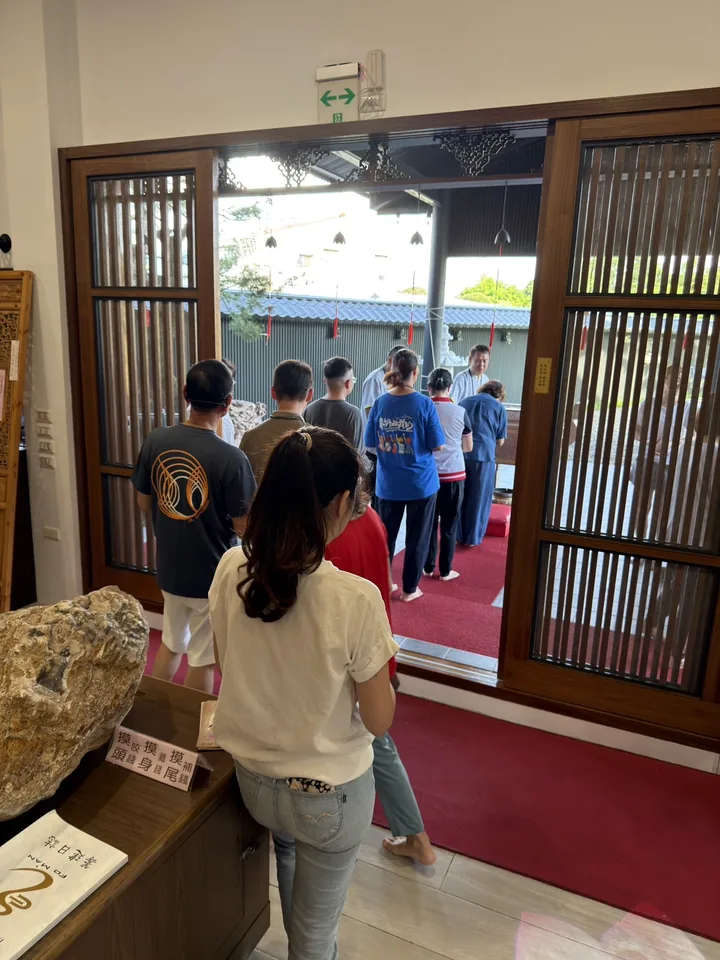 弟子信士排隊參與初一、十五世尊加持