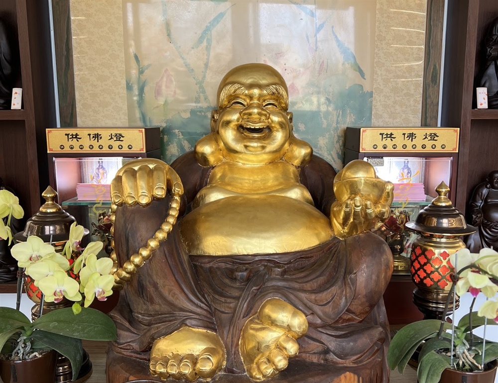 供佛殿內的彌勒佛法像與供佛燈
