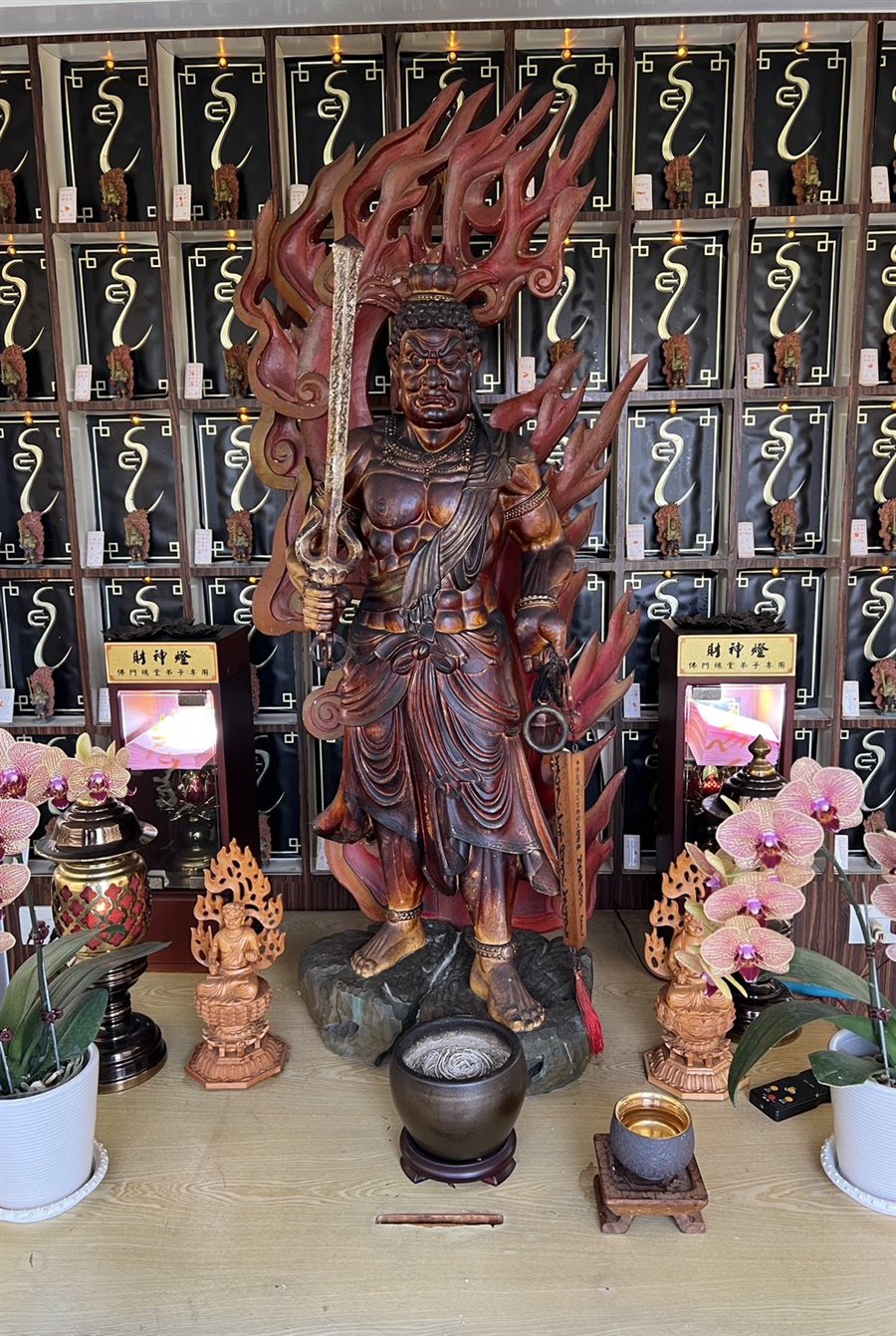 財神殿內的不動明王菩薩法像與財神燈